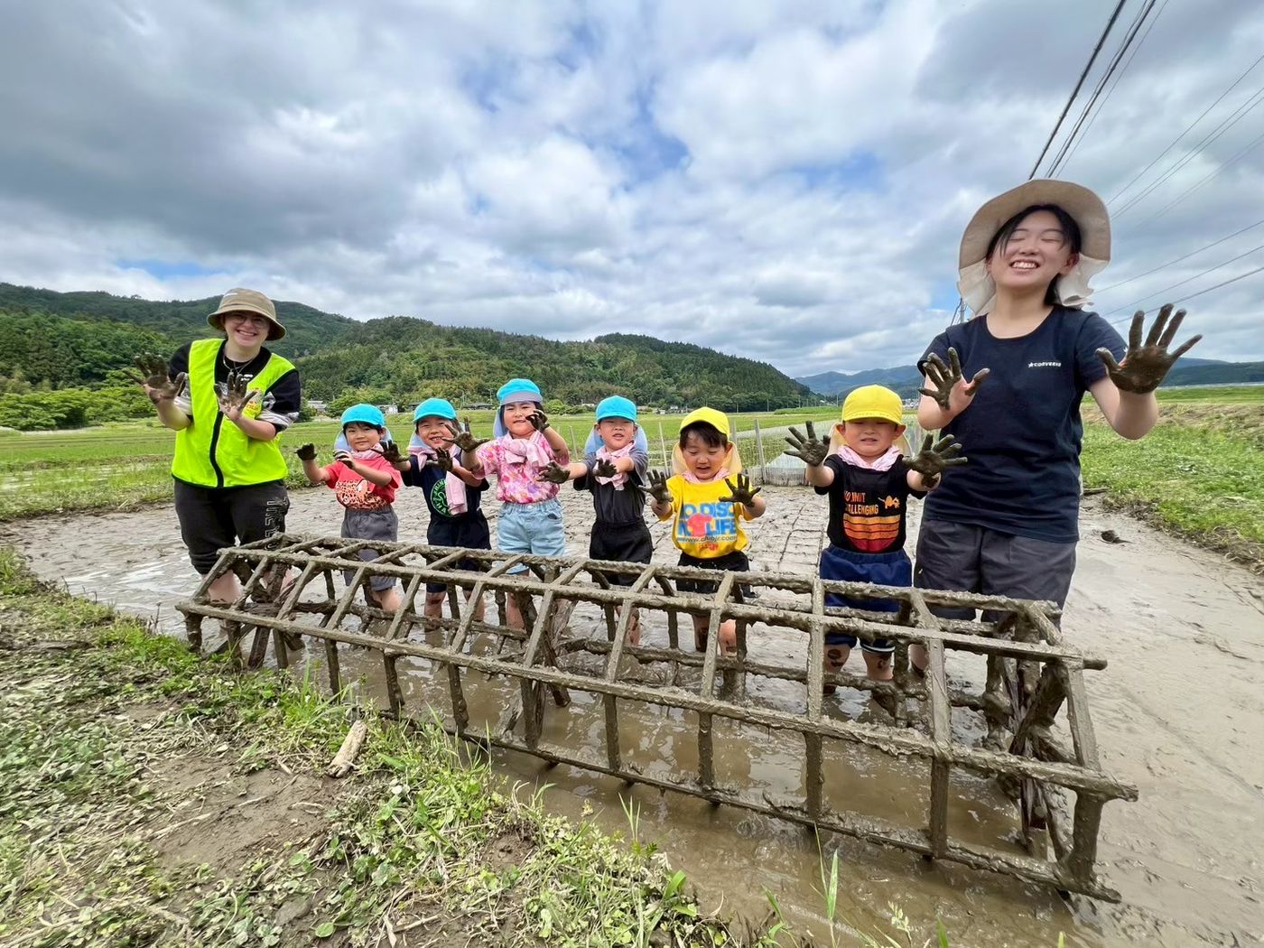 田植え体験をする子どもたち